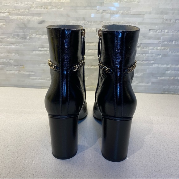 Chanel Short Boots with gold chain - Picture 5 of 12